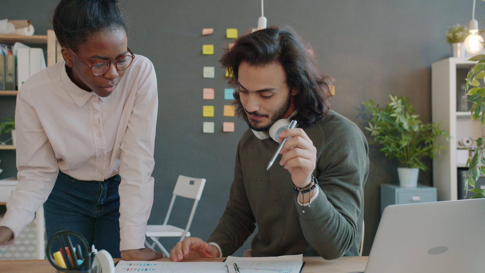 Equipo revisando documentos y métricas financieras en una mesa de trabajo